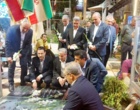 گلباران مزار شهدا توسط معاون وزیر و همراهان