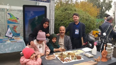 دستان کودکان همراه خاک و آب در مراسم روز جهانی خاک